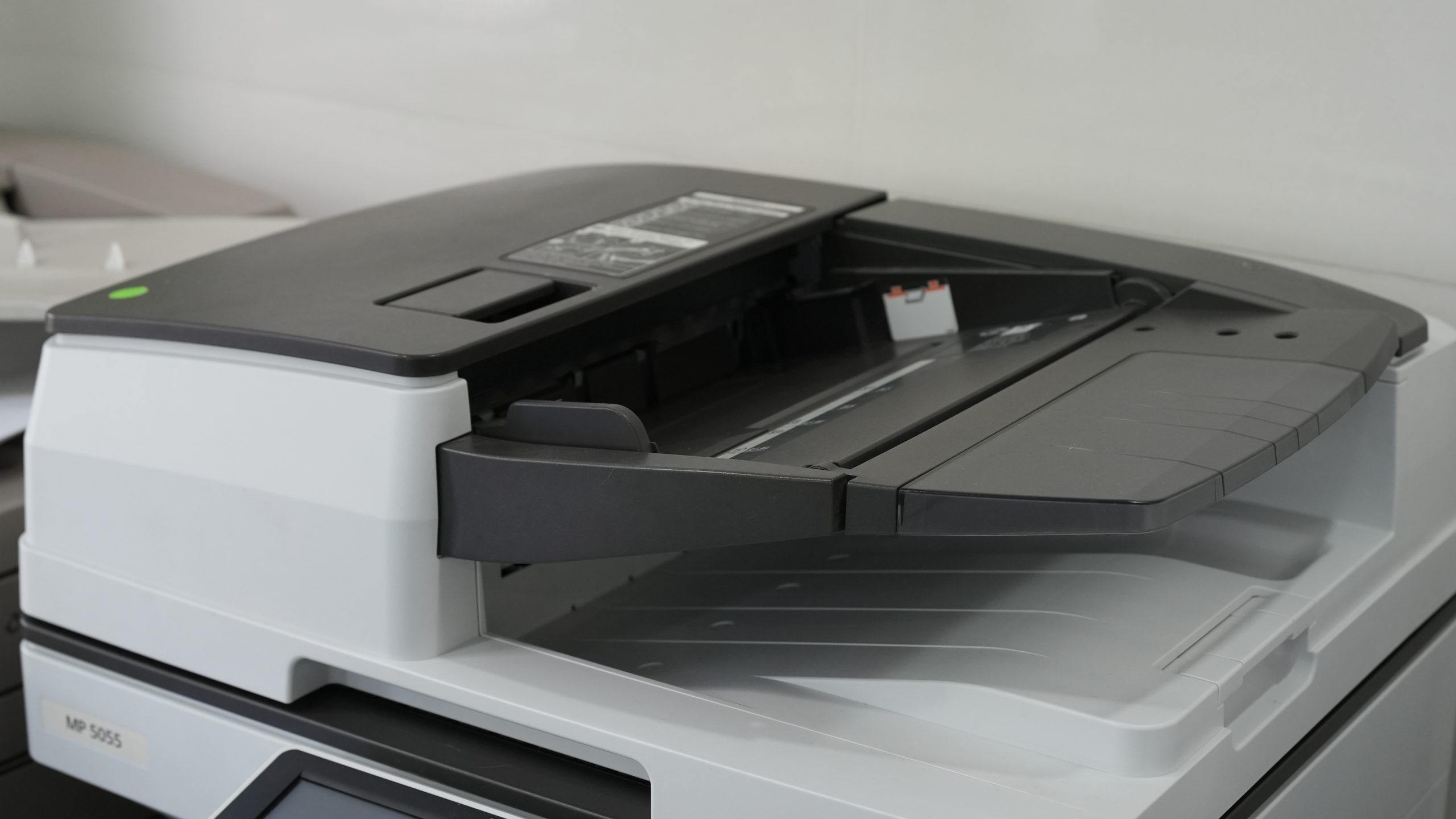 nguyên nhân khiến máy photocopy phát tiếng ồn lạ do rung lắc