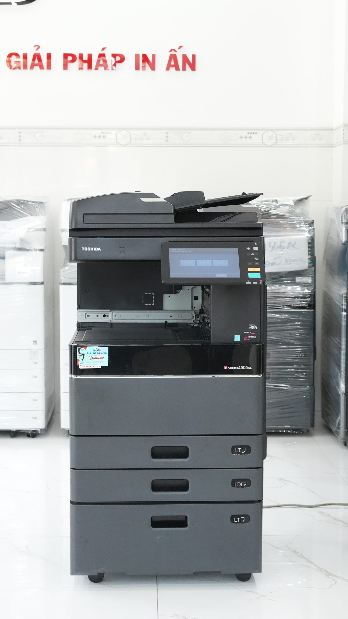 bụi bẩn bám lâu ngày trong đường dẫn giấy cũng là nguyên nhân âm thầm khiến máy photocopy bị kẹt giấy